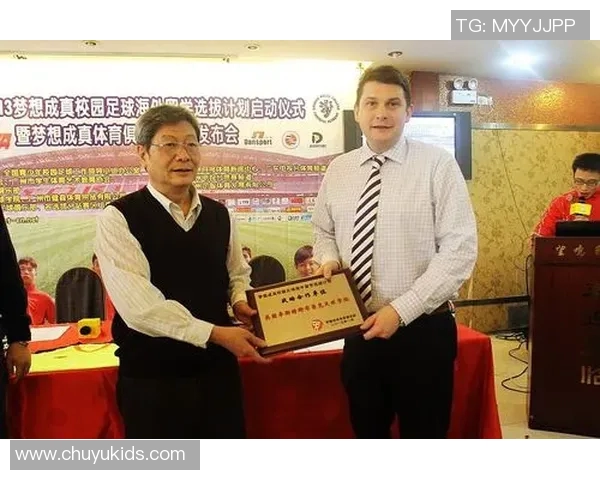 小孩意外收到足球明星亲笔签名礼物感动不已梦想成真